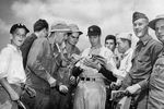 Игрок «Нью-Йорк Янкиз» Джо Ди Маджо во время раздачи автографов военнослужащим на базе Форт-Дикс в Нью-Джерси, 1942 год