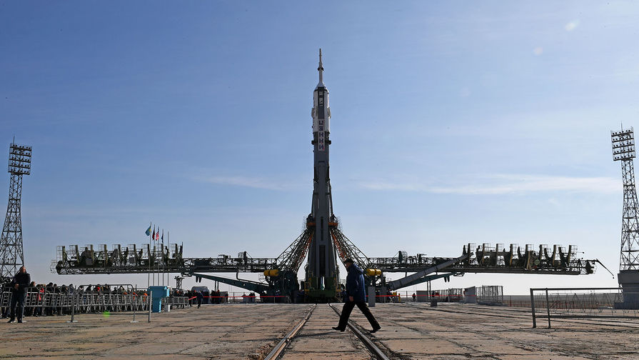 Ракета-носитель «Союз-ФГ» с пилотируемым кораблем «Союз МС-12» во время установки на стартовый комплекс космодрома Байконур