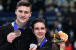 Наталья Забияко и Александр Энберт (Россия), завоевавшие бронзовые медали в произвольной программе парного катания на чемпионате мира по фигурному катанию в Сайтаме, на церемонии награждения, 21 марта 2019 года