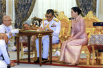 Король Таиланда Маха Вачиралонгкорн и его супруга, генерал Сутхида Вачиралонгкорн, во время подписания документов о браке в Бангкоке, 1 мая 2019 года