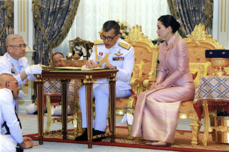 Король Таиланда Маха Вачиралонгкорн и его супруга, генерал Сутхида Вачиралонгкорн, во время подписания документов о&nbsp;браке в&nbsp;Бангкоке, 1 мая 2019 года