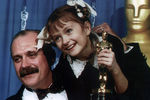 Когда Михалковой было восемь лет, она сыграла дочь комдива Котова в фильме отца “Утомленные солнцем” (1994), получившем “Оскар”. На фото: режиссер и актер Никита Михалков и его дочь Надя со статуэткой «Оскара», 1995 год