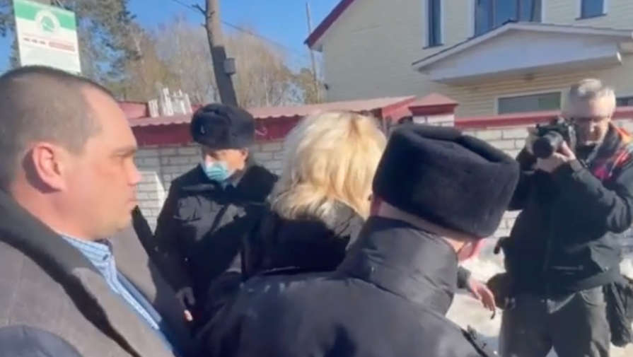 Адвокатов Навального после суда увезли в автозаке