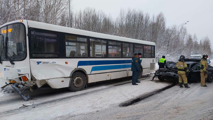 В Тобольске легковой автомобиль врезался в автобус с пассажирами