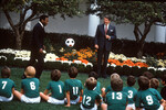 Пеле во время встречи с президентом США Рональдом Рейганом на лужайке у Белого дома, 1982 год