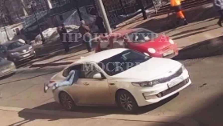 Появилось видео, как в Москве грабитель нырнул в салон машины за 46 млн рублей