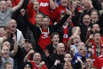 Болельщики «Манчестер Юнайтед» смеются над Фернандо Торресом после того, как он загубил очередной голевой момент