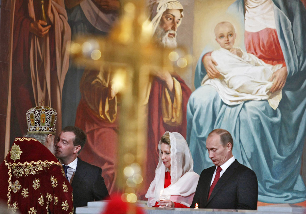 4 апреля 2010 года. Патриарх Московский и всея Руси Кирилл, президент России Дмитрий Медведев с супругой Светланой и премьер-министр РФ Владимир Путин на праздничном пасхальном богослужении в храме Христа Спасителя