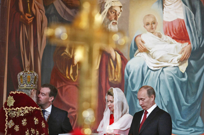 4 апреля 2010 года. Патриарх Московский и всея Руси Кирилл, президент России Дмитрий Медведев с супругой Светланой и премьер-министр РФ Владимир Путин на праздничном пасхальном богослужении в храме Христа Спасителя