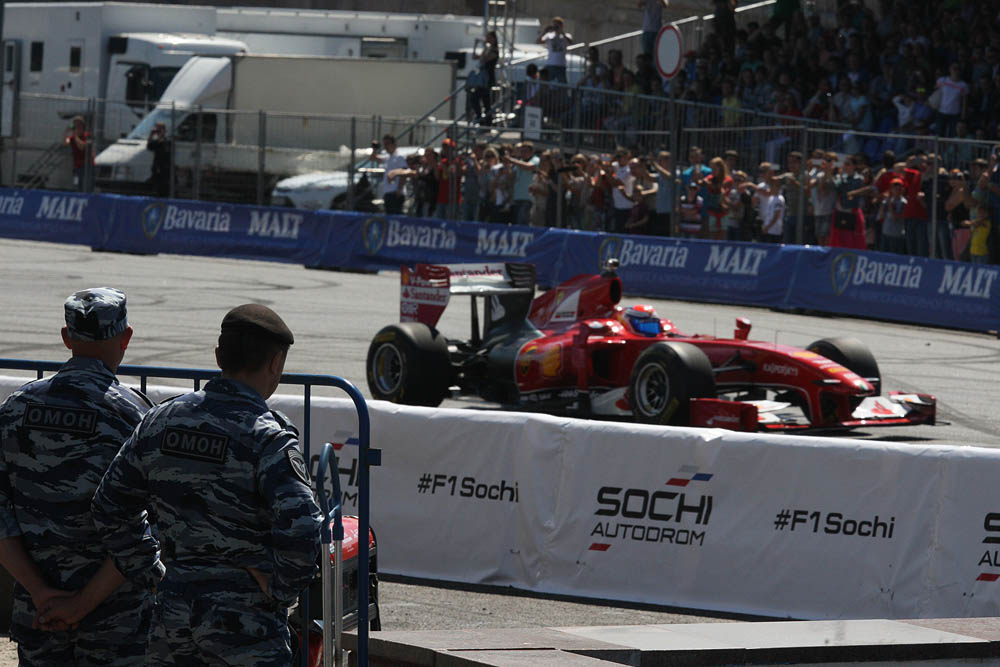 Во время показательных заездов участников Moscow City Racing