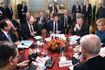 Владимир Путин и Петр Порошенко встретились на деловом завтраке в рамках саммита АСЕМ (Asia-Europe Meeting), чтобы обсудить урегулирование кризиса на Украине за чашкой утреннего кофе. Во встрече, организованной итальянским премьером Маттео Ренци, также принимают участие глава правительства Великобритании Дэвид Кэмерон, канцлер Германии Ангела Меркель, президент Франции Франсуа Олланд, а также руководители Европейской комиссии Херман ван Ромпей и Жозе Мануэл Баррозу