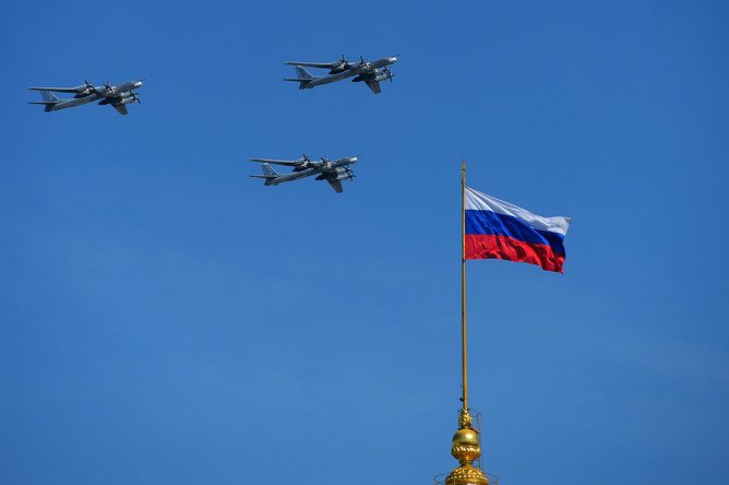 Стратегические бомбардировщики-ракетоносцы Ту-95 МС во время воздушной части военного парада в Москве в честь 71-й годовщины Победы в Великой Отечественной войне 1941-1945 годов