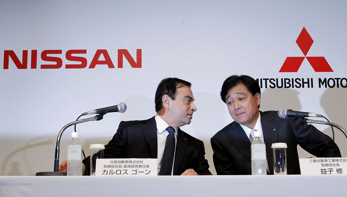 Исполнительный директор Nissan и Renault Карлос Гон (слева) и председатель совета директоров...