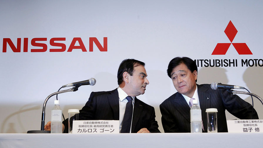 Исполнительный директор Nissan и Renault Карлос Гон (слева) и председатель совета директоров Mitsubishi Motors Осаму Масуко 