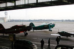 Самолеты Ан-2 и Beechcraft 33 в ангаре аэропорта Берлин-Темпельхоф спустя месяц после закрытия, ноябрь 2008 года