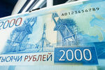 Купюра номиналом в 2000 рублей во время презентации в Москве, 12 октября 2017 года