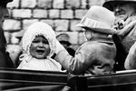 Когда принцесса Елизавета в 1926 году появилась на свет, никто не ожидал, что ей суждено занять британский трон, поскольку он должен был перейти к ее дяде принцу Эдварду, который должен был жениться и обзавестись наследниками. Однако в 1936 году тот, пробыв после смерти своего отца Георга V королем меньше года, отрекся от престола ради любви к разведенной американке. На фото принцесса Елизавета во время прогулки по территории Виндзорского замка в 1927 году.
