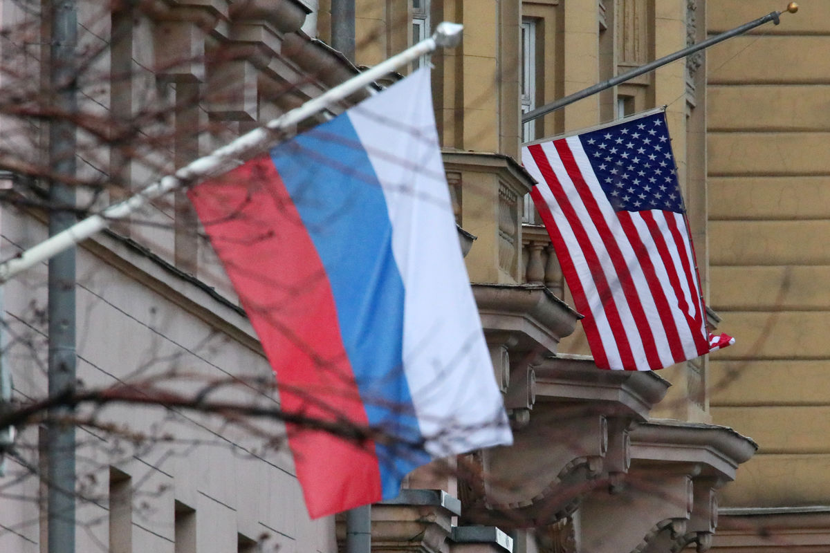 Флаги России и США на здании посольства США в Москве