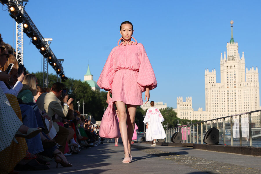 Модель во время показа бренда Akhmadullina на Москворецкой набережной в рамках Московской недели моды, 2022 год 