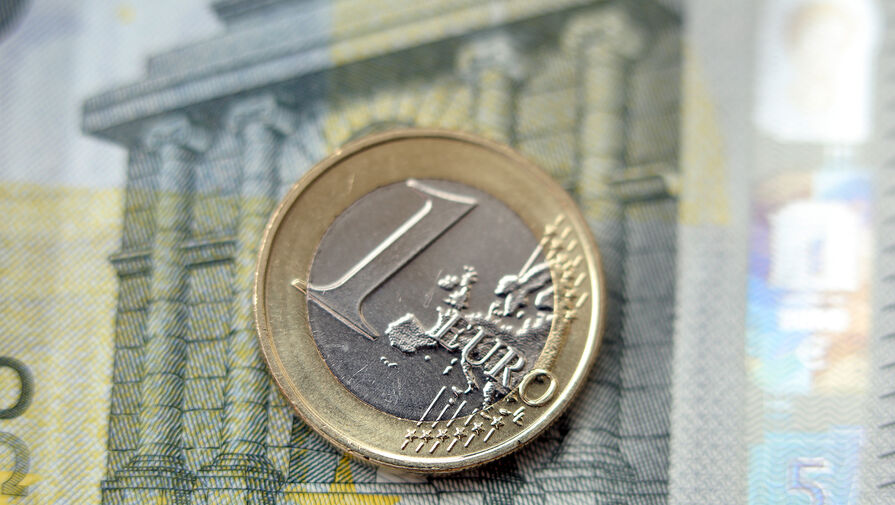 Курс евро на Мосбирже превысил 77 рублей впервые с 25 апреля 2022 года