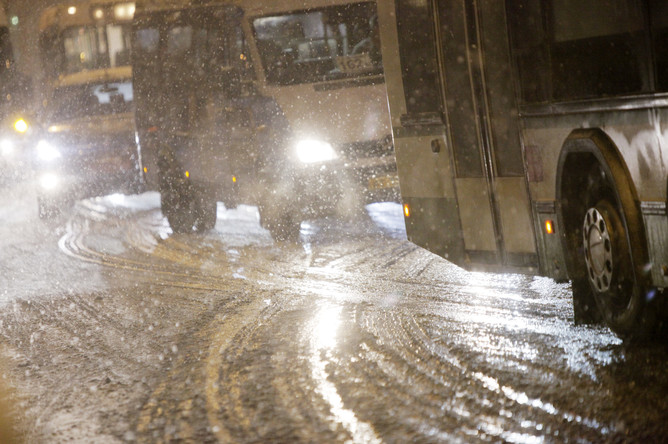 Ухудшение погоды и мокрый снег вызывает рост количества аварий