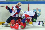 Болезненный удар получил игрок «Металлурга» Алексей Бондарев (№58)