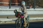 Участница Второго зимнего Московского велопарада в костюме Снегурочки возле Красной площади