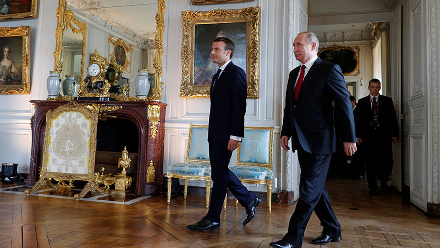 Президент Франции Эммануэль Макрон и президент РФ Владимир Путин во время встречи в&nbsp;Версале