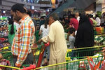 Очередь в кассы в одном из супермаркетов в Дохе