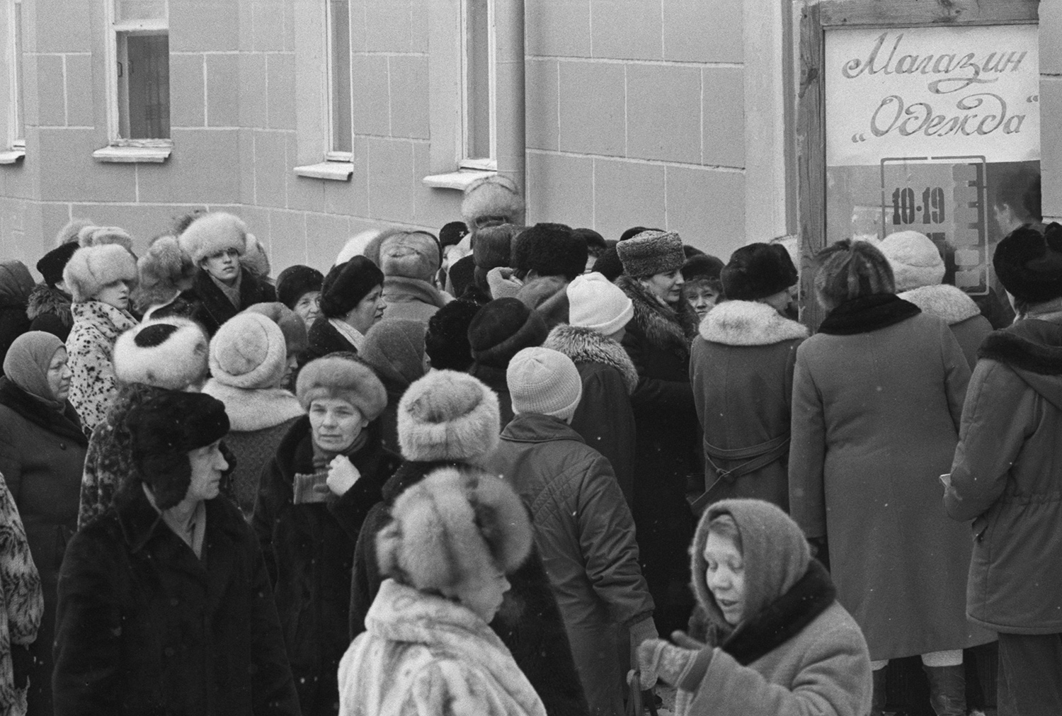 В 1992 году были приняты. Очереди в СССР Ельцин. Магазины при Ельцине. Очереди при Ельцине. Магазины в 90е годы при Ельцине.