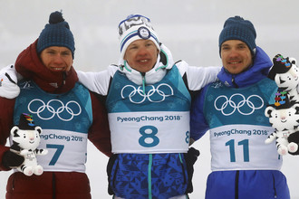 Александр Большунов (слева) и Андрей Ларьков (справа) получили на церемонии закрытия Игр медали за лыжный марафон
