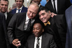 Владимир Путин (слева), Диего Марадона и Пеле (внизу) на торжественных мероприятиях, приуроченных к жеребьевке чемпионата мира — 2018