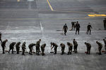 Солдаты подметают асфальт в аэропорту Ла-Аурора