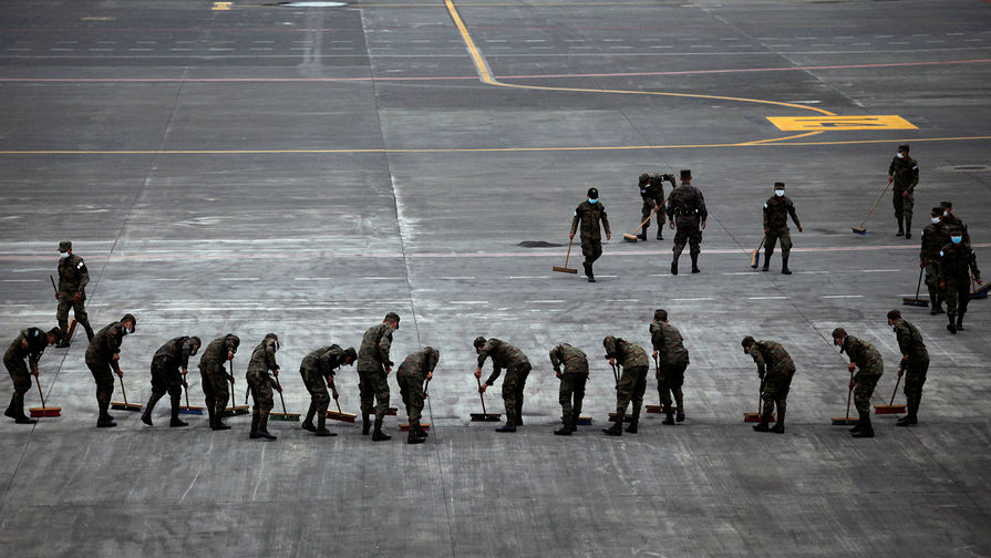 Солдаты подметают асфальт в&nbsp;аэропорту Ла-Аурора