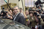 Глава ЮКОСа Михаил Ходорковский около здания Генпрокуратуры России после дачи свидетельских показаний, 2003 год