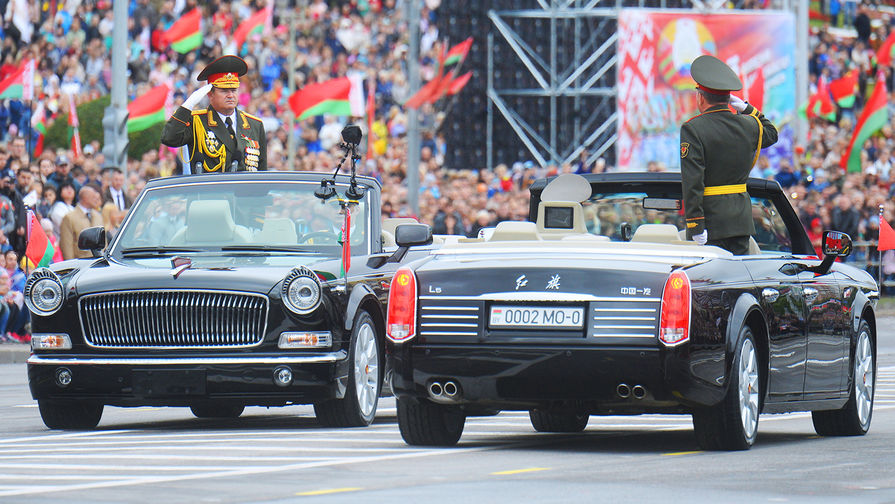 Министр обороны Республики Беларусь, генерал-лейтенант Андрей Равков (слева) во время парада в&nbsp;Минске, посвященного празднованию Дня Независимости Белоруссии, 3 июля 2018 года