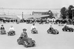 Катание детей на автомобилях в детском городке на территории Парка культуры и отдыха имени Горького, 1939 год