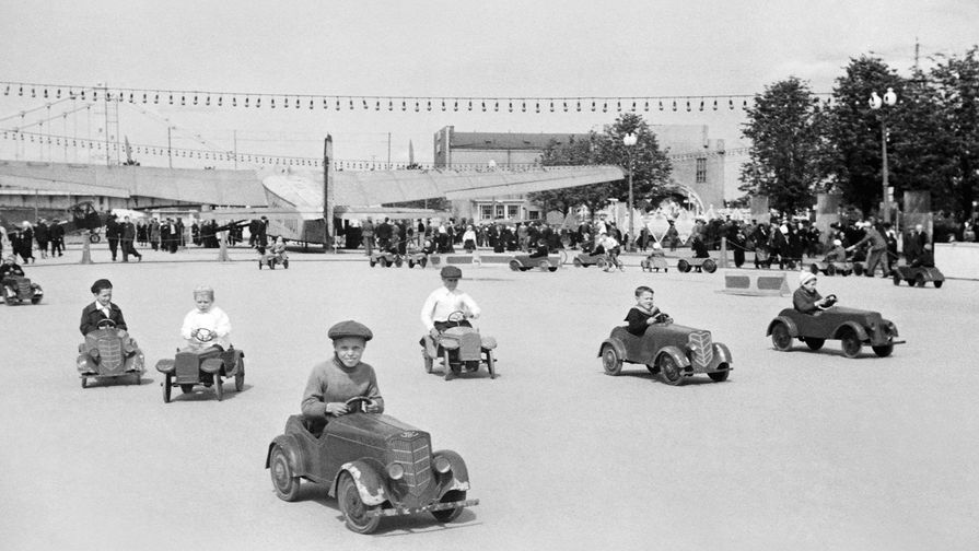 Катание детей на&nbsp;автомобилях в&nbsp;детском городке на&nbsp;территории Парка культуры и отдыха имени Горького, 1939 год
