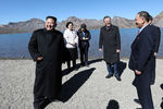 Высший руководитель КНДР Ким Чен Ын и президент Республики Корея Мун Чжэ Ин у берегов Небесного озера на вершине горы Пэктусан, 20 сентября 2018 года