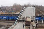 На месте обрушения автомобильного моста на железнодорожные пути Транссибирской магистрали в городе Свободный, 9 октября 2018 года