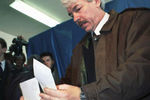 Президент Республики Крым Юрий Мешков во время голосования на парламентских выборах в Симферополе, 1994 год