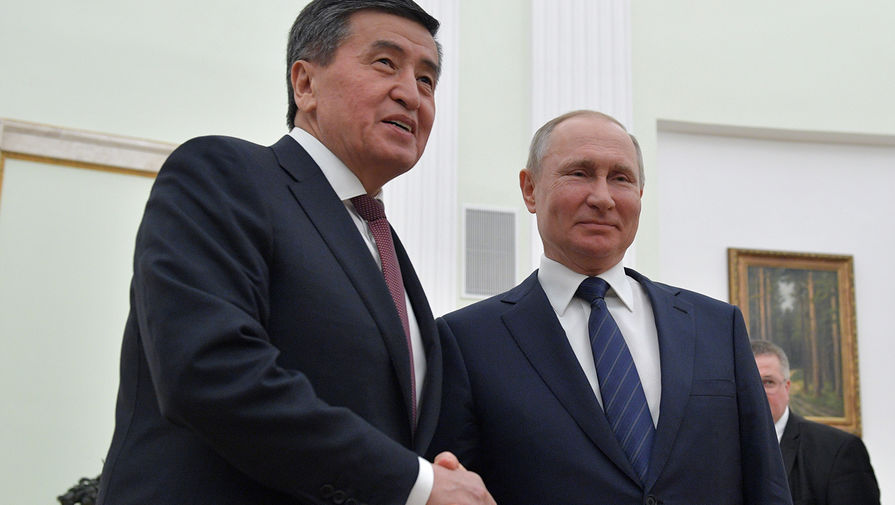 Президент России Владимир Путин и президент Киргизии Сооронбай Жээнбеков во время встречи, 27 февраля 2020 года