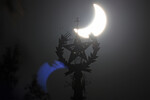 Вид на частное затмение Солнца и звезду на шпиле МГУ имени М.В. Ломоносова, 25 октября 2022 года