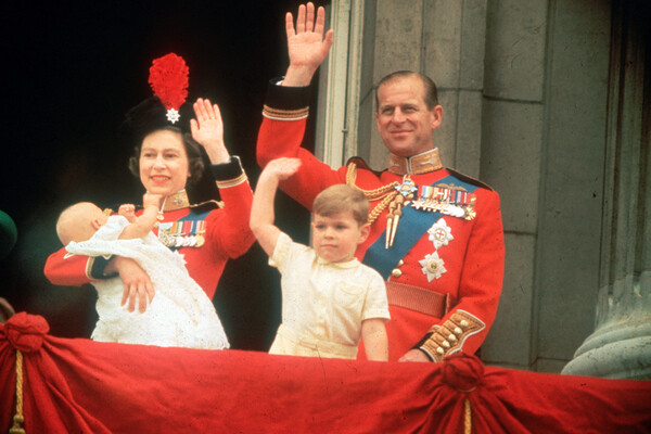 Королева Елизавета II, принц Филипп и принц Эндрю на&nbsp;балконе Букингемского дворца во время парада, 1964&nbsp;год