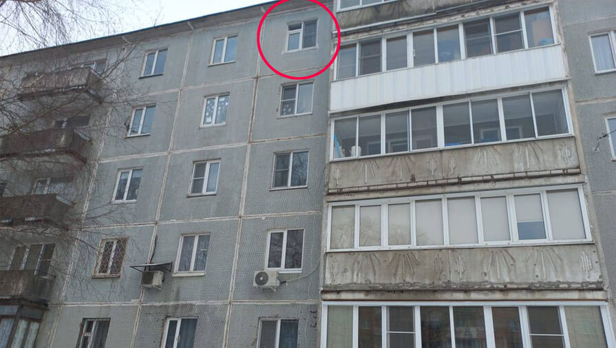 В Твери двухлетний ребенок выпал из окна пятого этажа, облокотившись на москитную сетку