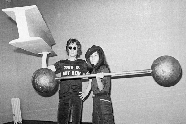 Йоко Оно и Джон Леннон на&nbsp;выставке художницы в&nbsp;Художественном музее Эверсона в&nbsp;Сиракузах, 1971&nbsp;год