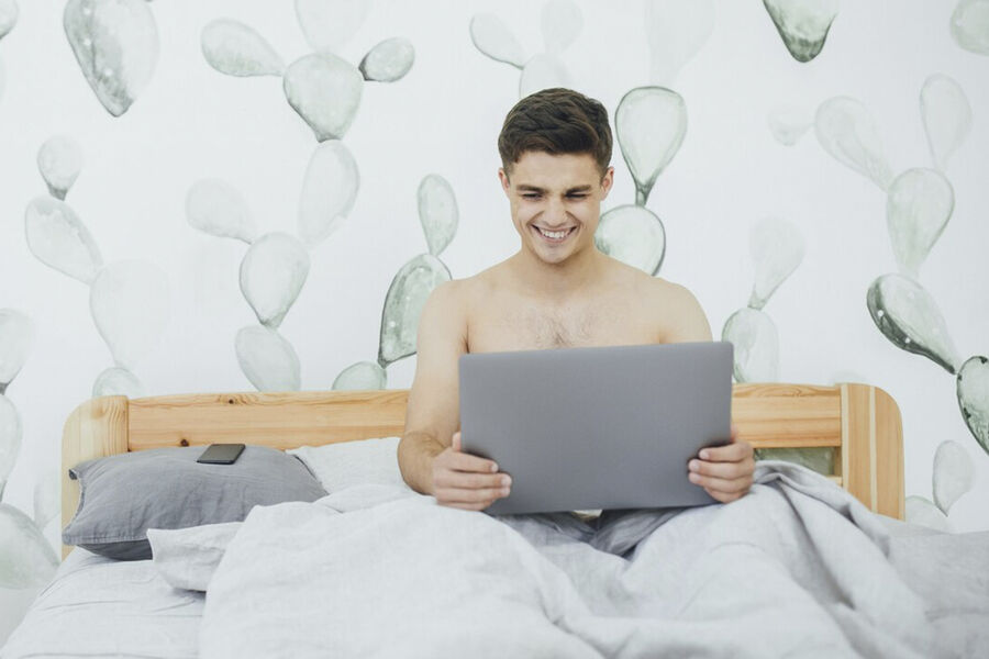 Психологи выяснили, как просмотр порно мужчиной влияет на удовлетворение его партнерши 