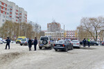 Сотрудники полиции на месте стрельбы в гимназии № 5 в Брянске, 7 декабря 2023 года