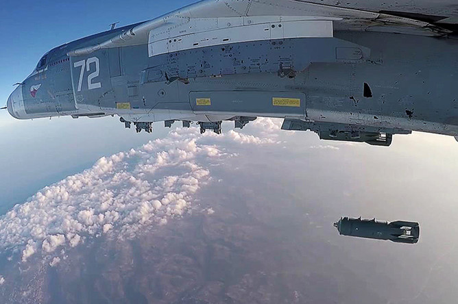 Российский фронтовой бомбардировщик Су-24М во время боевого вылета с аэродрома Хмеймим