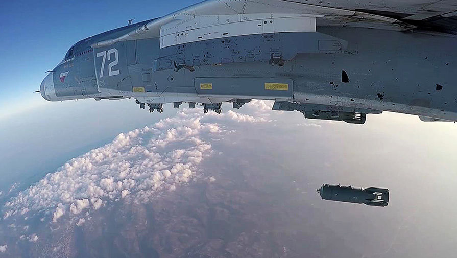 Российский фронтовой бомбардировщик Су-24М во время боевого вылета с&nbsp;аэродрома Хмеймим